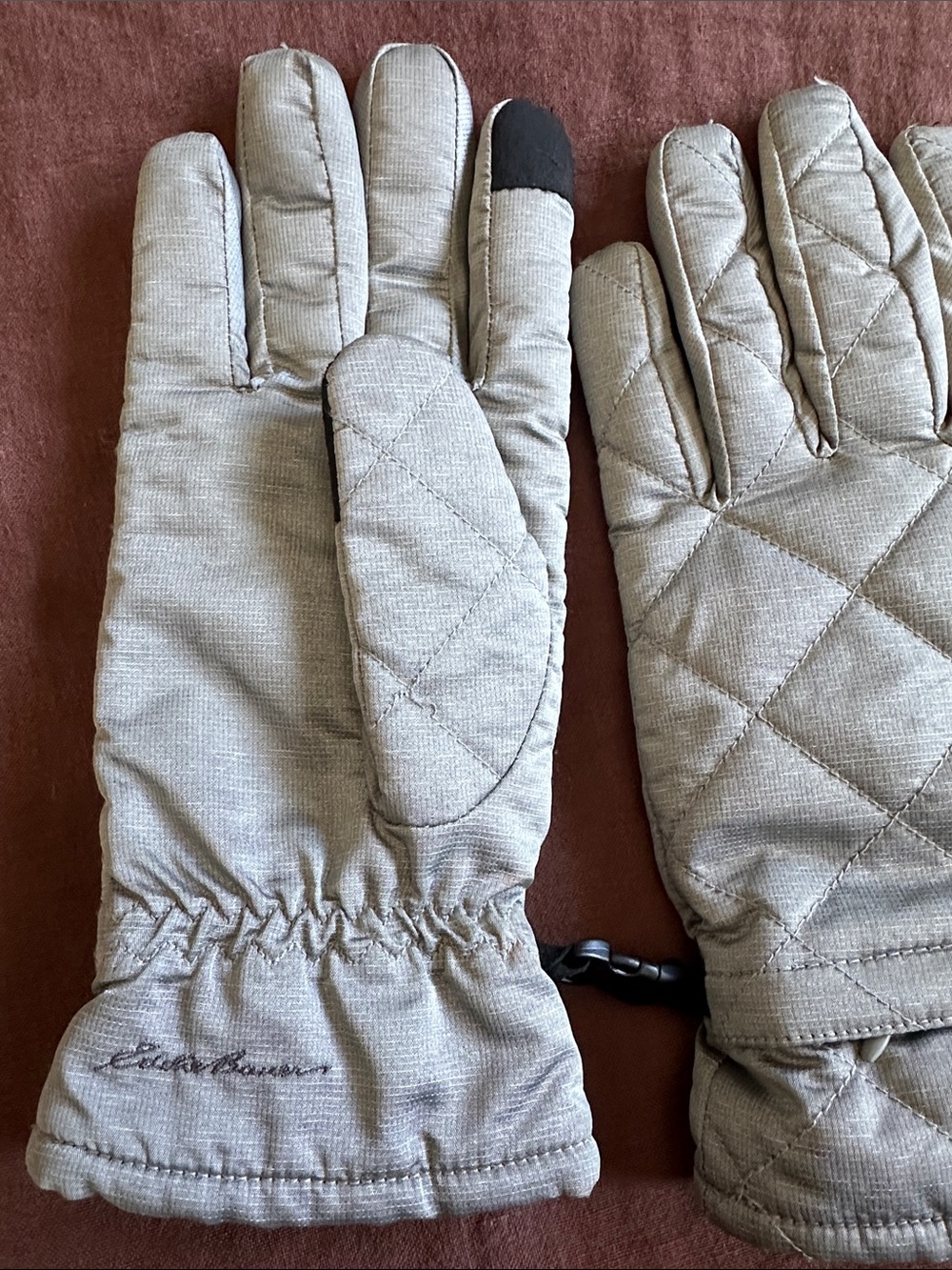 Eddie Bauer Quilted Silver Warm Gloves. 2 Hidden zip pockets & Touchscreen tech - Picture 2 of 16